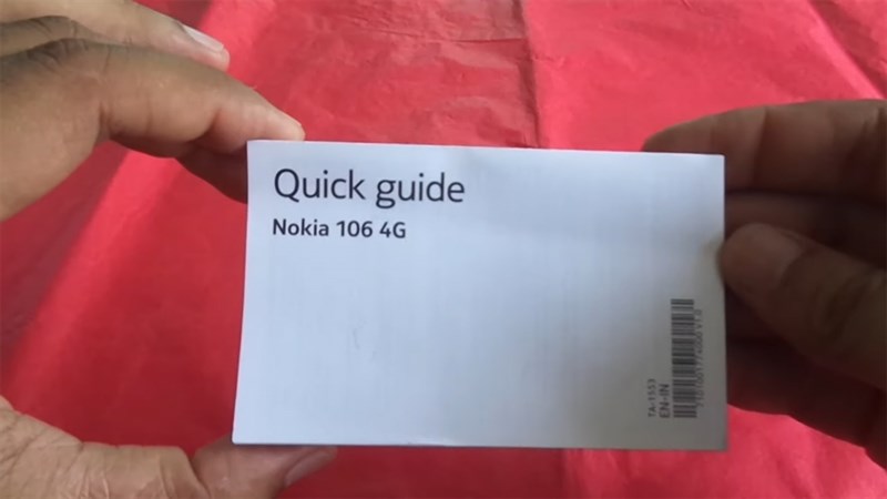 Bên trong hộp dựng Nokia 106 4G chứa sách hướng dẫn sử dụng Bên trong hộp dựng Nokia 106 4G chứa sách hướng dẫn sử dụng