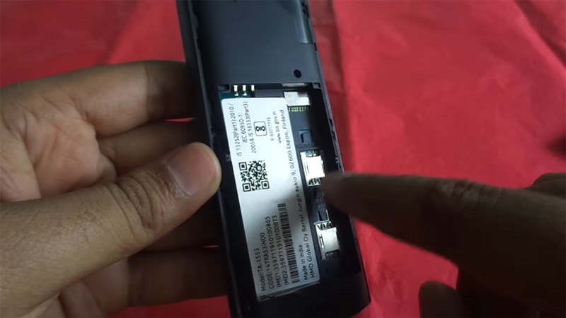 Mặt lưng của Nokia 106 4G hoàn toàn có thể tháo rời Mặt lưng của Nokia 106 4G hoàn toàn có thể tháo rời