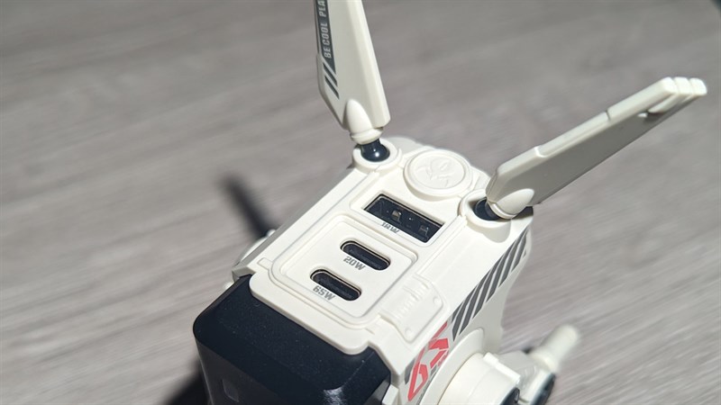Phần đầu GravaStar Alpha 65 có 2 cổng USB-C, 1 cổng USB-A và tai trang trí có thể tháo rời Phần đầu GravaStar Alpha 65 có 2 cổng USB-C, 1 cổng USB-A và tai trang trí có thể tháo rời