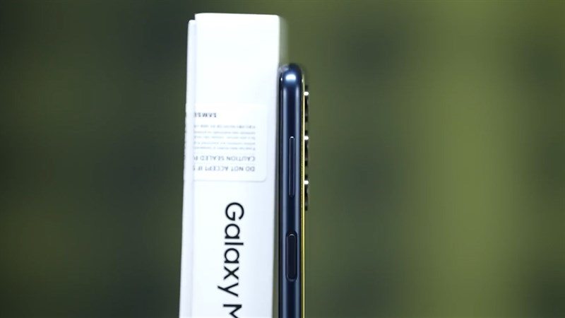 Cạnh phải của Galaxy M34 5G có nút tăng/giảm âm lượng và nút nguồn Cạnh phải của Galaxy M34 5G có nút tăng/giảm âm lượng và nút nguồn