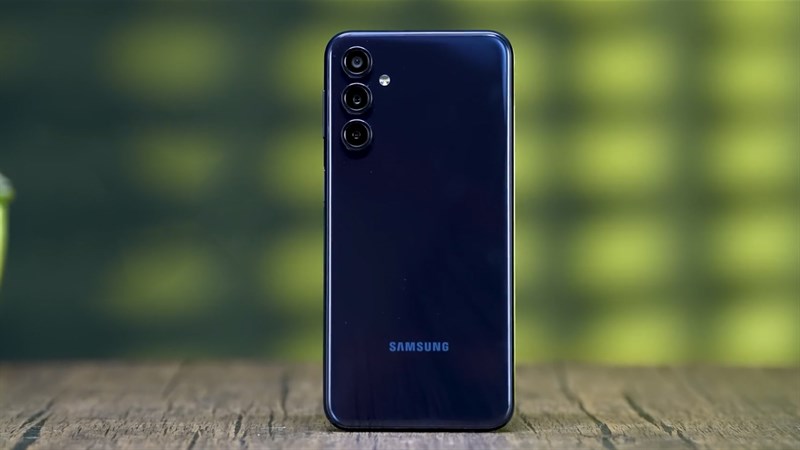 Khung viền và mặt lưng của Galaxy M34 5G được chế tác từ nhựa cao cấp Khung viền và mặt lưng của Galaxy M34 5G được chế tác từ nhựa cao cấp