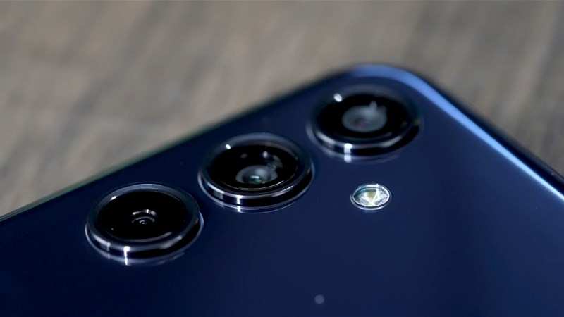 Điểm lên mặt lưng của Galaxy M34 5G là cụm ba camera được đặt lồi hẳn bề mặt Điểm lên mặt lưng của Galaxy M34 5G là cụm ba camera được đặt lồi hẳn bề mặt