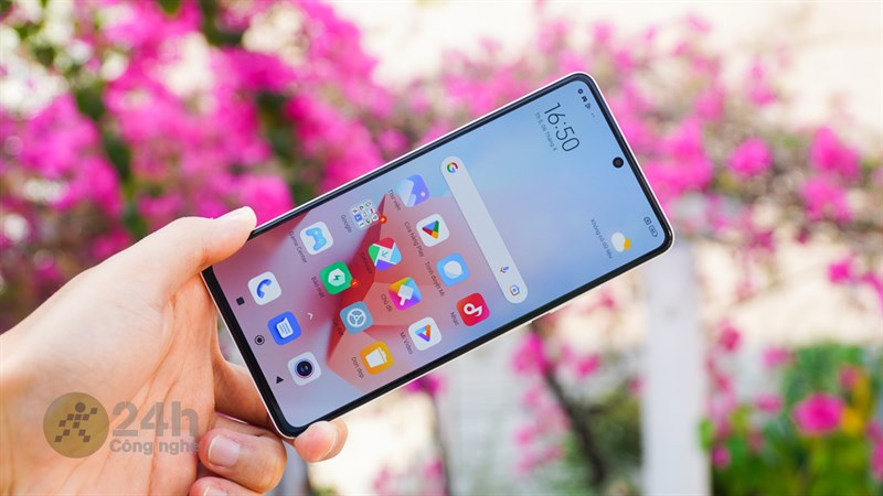 Màn hình Redmi Note 12 Pro 5G rất cuốn hút nhờ thiết kế viền màn hình xung quanh cực kỳ mỏng