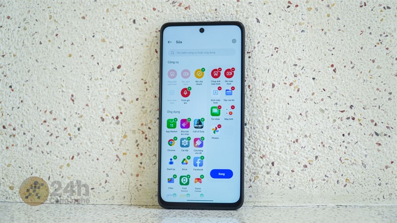 Mặt trước của OPPO A78 và OPPO A98 5G khác nhau ở dạng thiết kế nốt ruồi