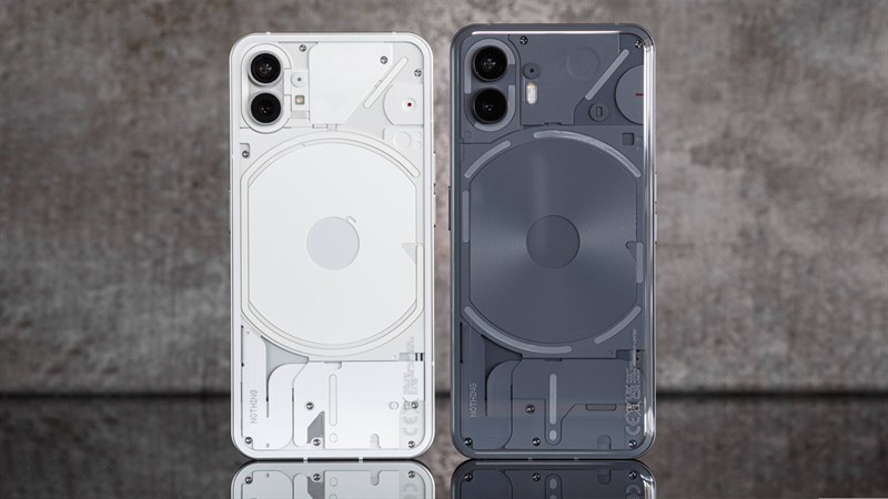 Nothing Phone (2) (phải) có tổng thể ngoại hình không có nhiều khác biệt với thế hệ tiền nhiệm Nothing Phone (2) (phải) có tổng thể ngoại hình không có nhiều khác biệt với thế hệ tiền nhiệm
