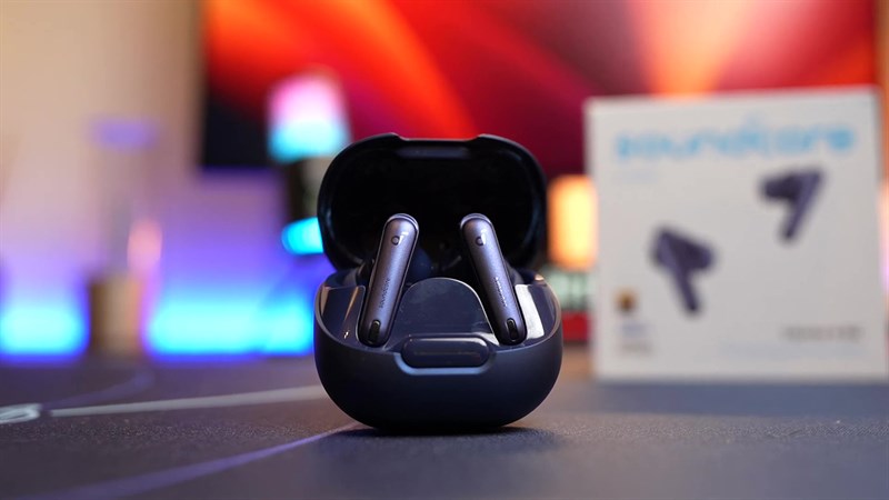 Anker Soundcore Liberty 4 NC kết nối với điện thoại thông qua Bluetooth 5.3 và sử dụng app Soundcore để điều khiển. Anker Soundcore Liberty 4 NC kết nối với điện thoại thông qua Bluetooth 5.3 và sử dụng app Soundcore để điều khiển.