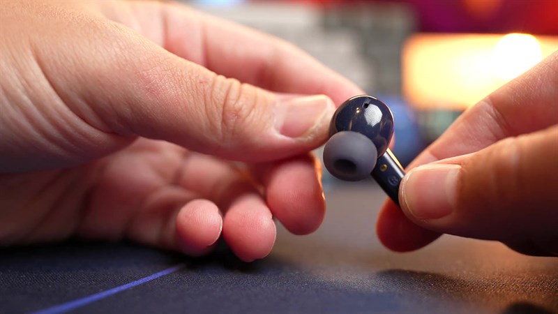 Tai nghe dùng dạng in ear với các nút tai cao su cho trải nghiệm đeo rất vừa vặn và thoải mái. Tai nghe dùng dạng in ear với các nút tai cao su cho trải nghiệm đeo rất vừa vặn và thoải mái.