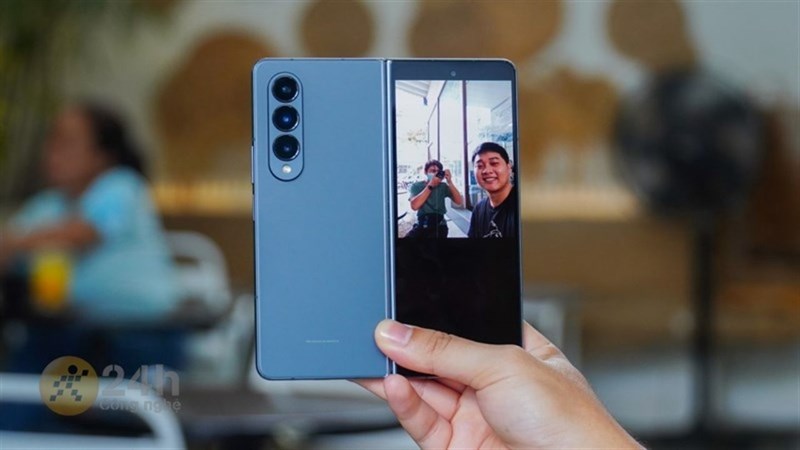 Màn hình phụ của Galaxy Z Fold4 đủ lớn để thực hiện mọi tác vụ hằng ngày Màn hình phụ của Galaxy Z Fold4 đủ lớn để thực hiện mọi tác vụ hằng ngày