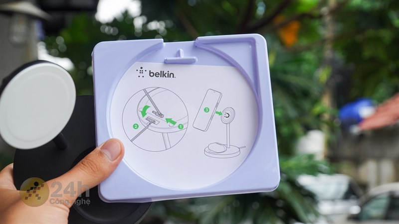 Ở bên trong khay nhựa này sẽ có tờ hướng dẫn cách cắm dây nguồn đúng cho Belkin Boost Charge Pro 2 in 1.