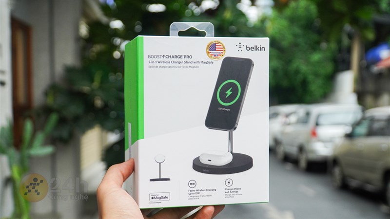 Tổng thể hộp đựng Belkin Boost Charge Pro 2 in 1 có dạng hình hộp chữ nhật.