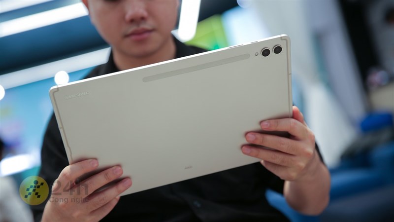 Phía dưới các ống kính camera là khu vực dùng để sạc cho bút S Pen. Phía dưới các ống kính camera là khu vực dùng để sạc cho bút S Pen.