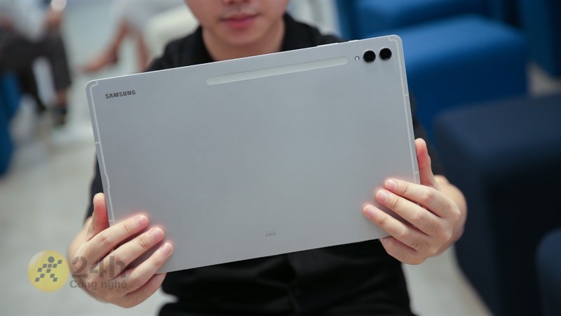 Ở mặt sau, Galaxy Tab S9 Ultra sử dụng phong cách thiết kế tối giản với bề mặt nhám giúp hạn chế mồ hôi và dấu vân tay. Ở mặt sau, Galaxy Tab S9 Ultra sử dụng phong cách thiết kế tối giản với bề mặt nhám giúp hạn chế mồ hôi và dấu vân tay.