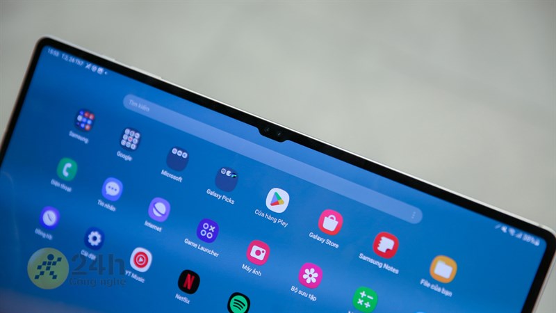 Màn hình Galaxy Tab S9 Ultra có phần khuyết nhỏ chứa camera selfie của máy Màn hình Galaxy Tab S9 Ultra có phần khuyết nhỏ chứa camera selfie của máy