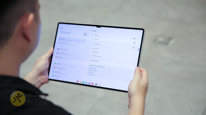 Galaxy Tab S9 Ultra vẫn sở hữu các góc máy bo cong mềm mại, nhằm mang đến trải nghiệm cầm nắm dễ dàng. Galaxy Tab S9 Ultra vẫn sở hữu các góc máy bo cong mềm mại, nhằm mang đến trải nghiệm cầm nắm dễ dàng.
