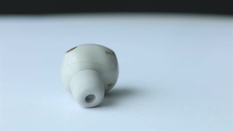 Nút tai của Sony WF-1000XM5 sử dụng chất liệu polyurethane với kỹ thuật thiết kế “insert and twist” của riêng hãng. Nút tai của Sony WF-1000XM5 sử dụng chất liệu polyurethane với kỹ thuật thiết kế “insert and twist” của riêng hãng.