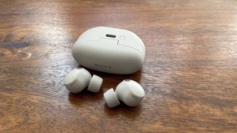 Ở cạnh sau của hộp sạc là nơi đặt cổng sạc và nút kết nối Bluetooth. Ở cạnh sau của hộp sạc là nơi đặt cổng sạc và nút kết nối Bluetooth.