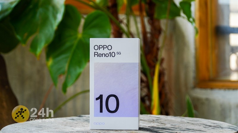 Hộp đựng của OPPO Reno10 5G có thiết kế đơn giản với tên sản phẩm được in rất rõ ràng