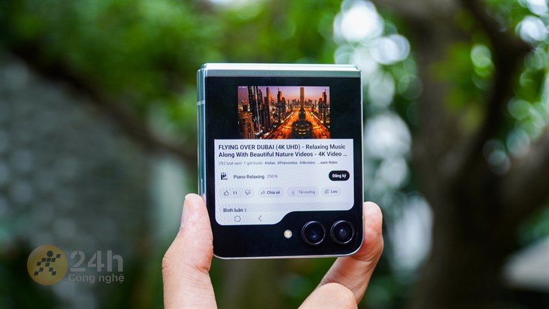 Mình còn còn có thể xem YouTube, lướt TikTok trên màn hình phụ Galaxy Z Flip5