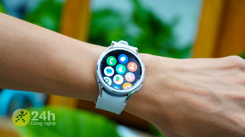 Galaxy Watch6 Classic có mặt đồng hồ rộng 43 mm, đủ để mình có thể theo dõi các nội dung hiển thị