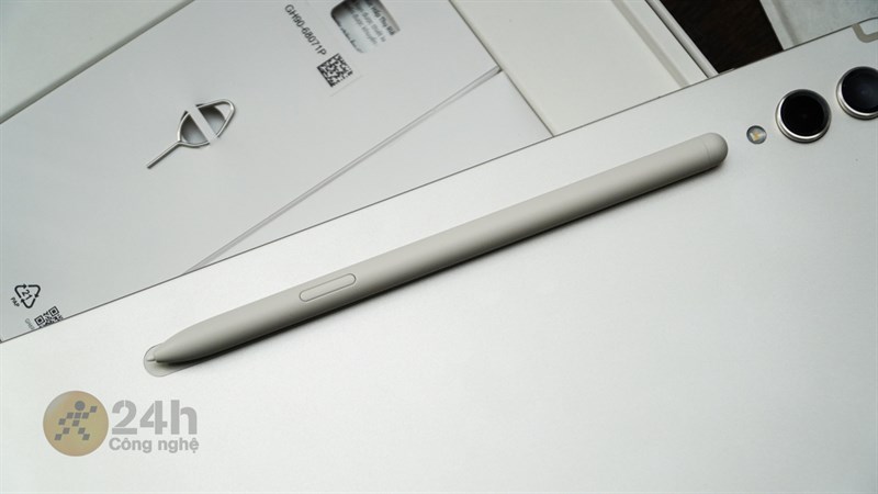 Bút S Pen của Tab S9 Ultra cũng hỗ trợ chuẩn kháng bụi, nước IP68 Bút S Pen của Tab S9 Ultra cũng hỗ trợ chuẩn kháng bụi, nước IP68