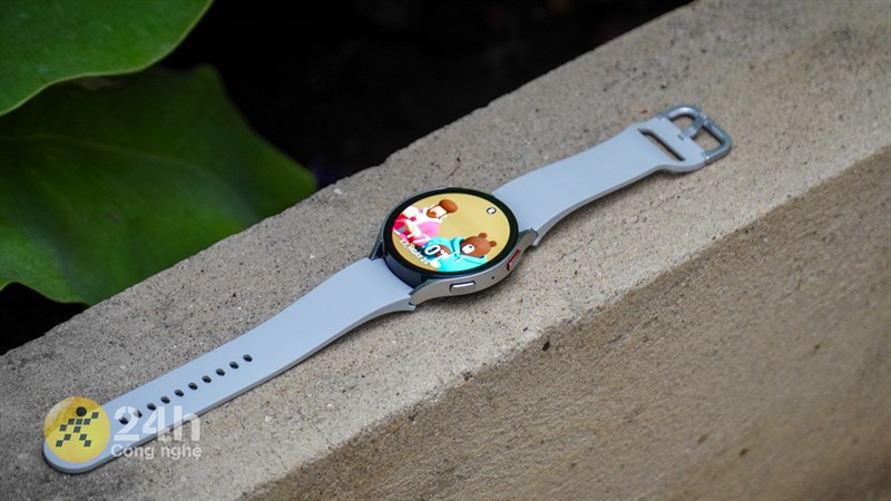 Cạnh phải của Galaxy Watch 6 có hai nút bấm vật lý kích thước lớn, dễ dàng thao tác.