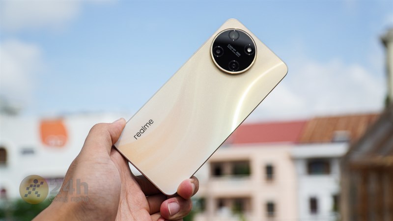 Mặt lưng realme 11 được phủ lớp kính bóng nên trông sản phẩm luôn bóng bẩy Mặt lưng realme 11 được phủ lớp kính bóng nên trông sản phẩm luôn bóng bẩy