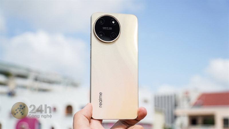 Trải nghiệm trên tay realme 11 rất thoải mái Trải nghiệm trên tay realme 11 rất thoải mái