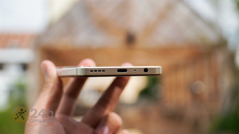 Cạnh đáy chứa dải loa, cổng cắm tai nghe chuẩn 3.5 mm và cổng sạc USB-C Cạnh đáy chứa dải loa, cổng cắm tai nghe chuẩn 3.5 mm và cổng sạc USB-C