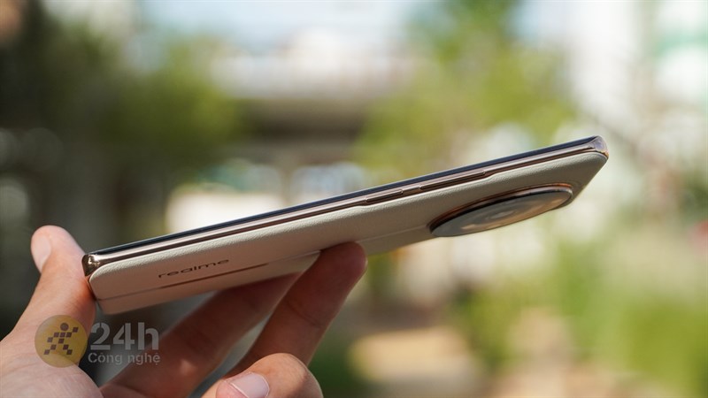 Cạnh phải của realme 11 Pro+ 5G. Cạnh phải của realme 11 Pro+ 5G.