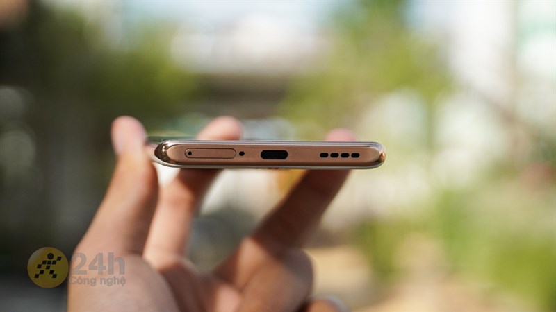 Cạnh dưới của realme 11 Pro+ 5G. Cạnh dưới của realme 11 Pro+ 5G.