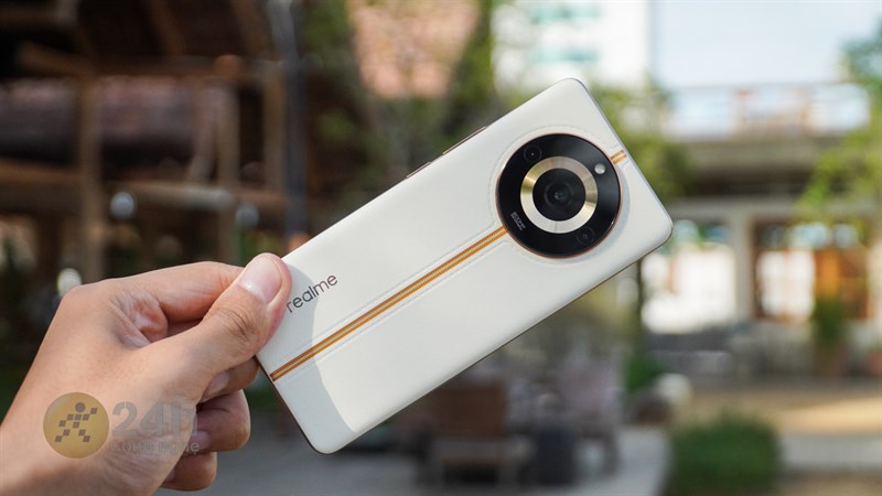 realme 11 Pro+ 5G sở hữu tổng thể mềm mại với các góc máy bo tròn và hai mặt kính trước sau được làm cong. realme 11 Pro+ 5G sở hữu tổng thể mềm mại với các góc máy bo tròn và hai mặt kính trước sau được làm cong.
