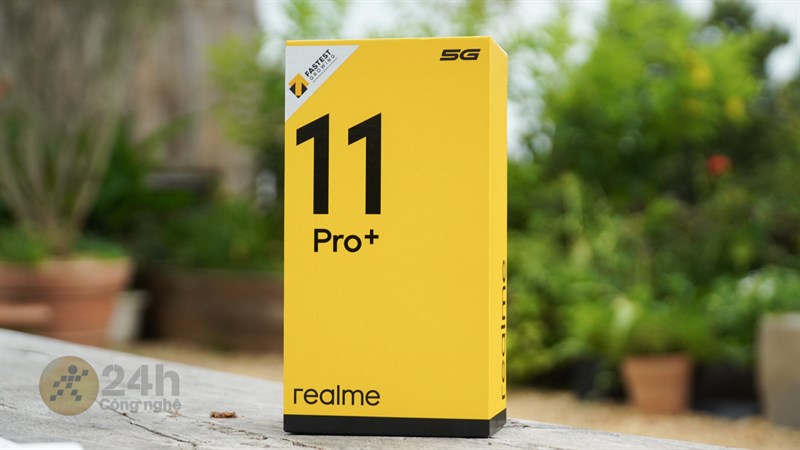 Hộp đựng của realme 11 Pro+ 5G vẫn sử dụng tone màu vàng quen thuộc với thiết kế nhỏ gọn. Hộp đựng của realme 11 Pro+ 5G vẫn sử dụng tone màu vàng quen thuộc với thiết kế nhỏ gọn.