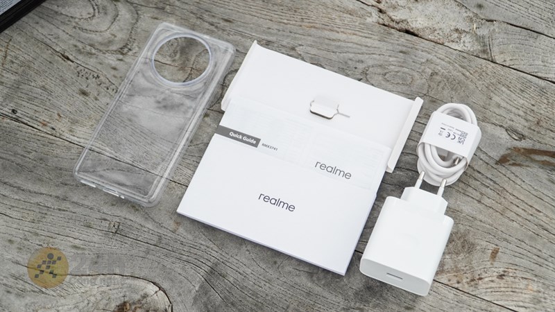Bên trong hộp, realme 11 Pro+ 5G được đi kèm với hướng dẫn sử dụng, ốp lưng, củ sạc, cáp sạc và que chọc SIM. Bên trong hộp, realme 11 Pro+ 5G được đi kèm với hướng dẫn sử dụng, ốp lưng, củ sạc, cáp sạc và que chọc SIM.