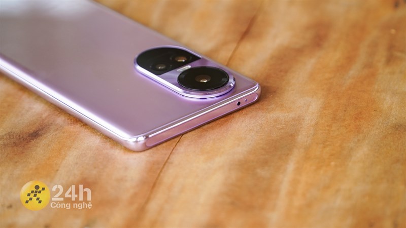 Cạnh trên của OPPO Reno10 Pro 5G. Cạnh trên của OPPO Reno10 Pro 5G.