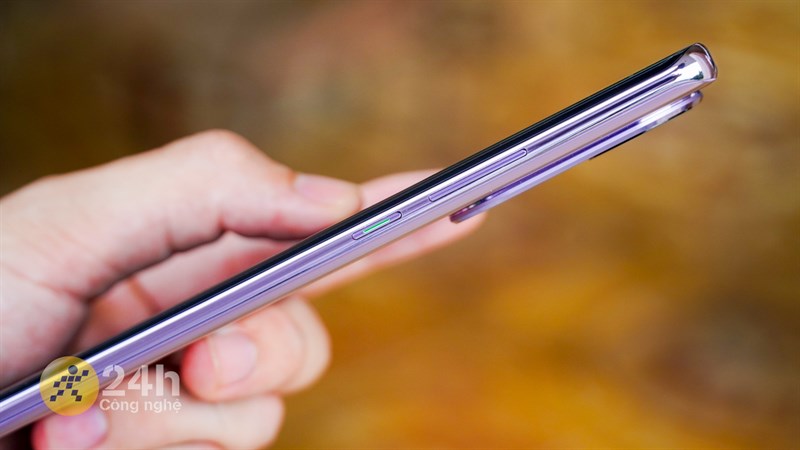 Cạnh phải của OPPO Reno10 Pro 5G. Cạnh phải của OPPO Reno10 Pro 5G.