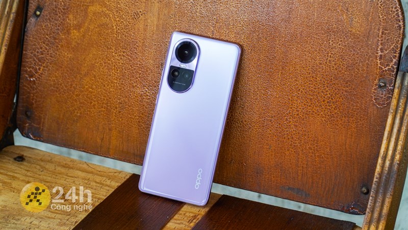 Mặt lưng của OPPO Reno10 Pro 5G được làm từ kính và hoàn thiện dạng bóng nên trông sang trọng, bóng bẩy và đẹp mắt. Mặt lưng của OPPO Reno10 Pro 5G được làm từ kính và hoàn thiện dạng bóng nên trông sang trọng, bóng bẩy và đẹp mắt.
