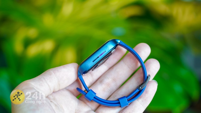 Cạnh trái của thiết bị là dải lao kiêm lỗ thoát nước Cạnh trái của thiết bị là dải lao kiêm lỗ thoát nước