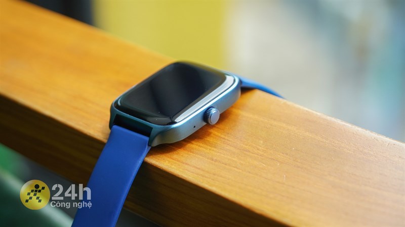 Cạnh phải của Zwatch Z6 chứa mic và núm xoay Cạnh phải của Zwatch Z6 chứa mic và núm xoay