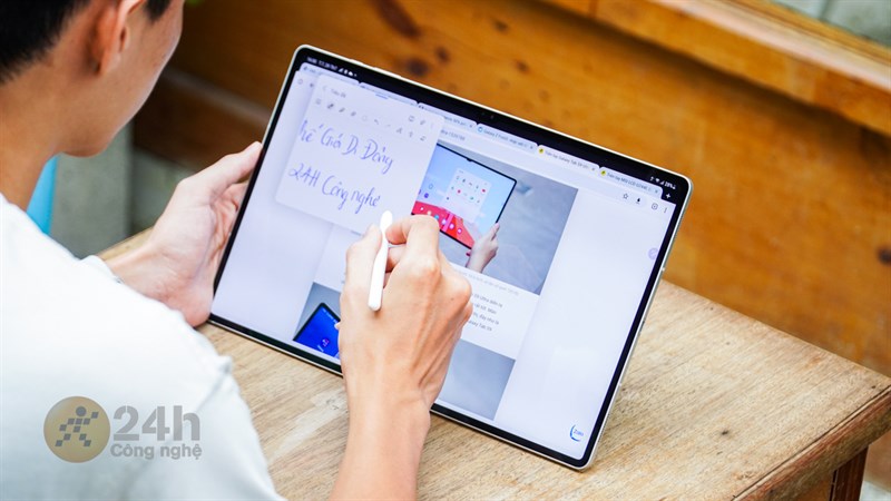 Galaxy Tab S9 Ultra có thể 'cân' tốt mọi tác vụ nhờ vào sức mạnh từ vi xử lý Snapdragon 8 Gen 2. Galaxy Tab S9 Ultra có thể 'cân' tốt mọi tác vụ nhờ vào sức mạnh từ vi xử lý Snapdragon 8 Gen 2.