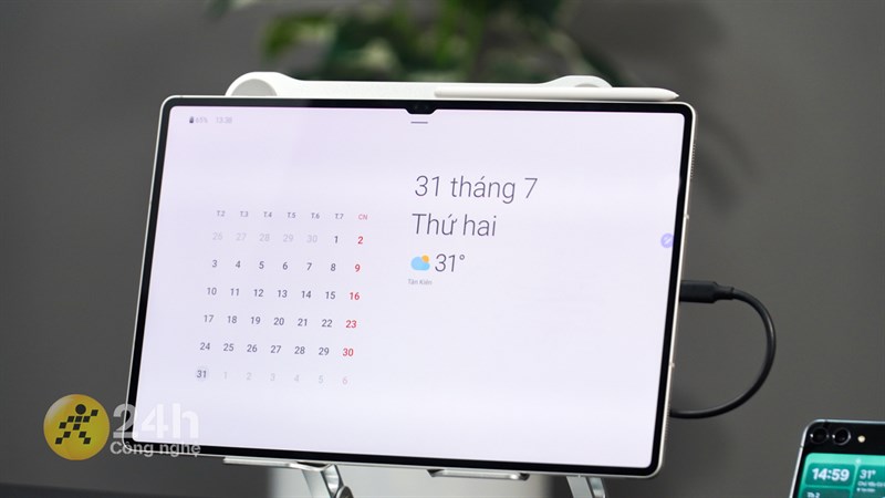 Mình có thể biến Tab S9 Ultra thành một chiếc đồng hồ để bản với khả năng hiển thị thông tin ngày giờ, thời tiết, lời nhắc ghi chú,... rất tiện lợi. Mình có thể biến Tab S9 Ultra thành một chiếc đồng hồ để bản với khả năng hiển thị thông tin ngày giờ, thời tiết, lời nhắc ghi chú,... rất tiện lợi.