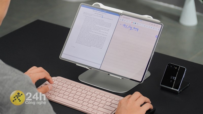 Mình có thể biến Galaxy Tab S9 Ultra thành chiếc laptop 14.6 inch thông qua việc kết nối thiết bị với bàn phím và chuột. Mình có thể biến Galaxy Tab S9 Ultra thành chiếc laptop 14.6 inch thông qua việc kết nối thiết bị với bàn phím và chuột.