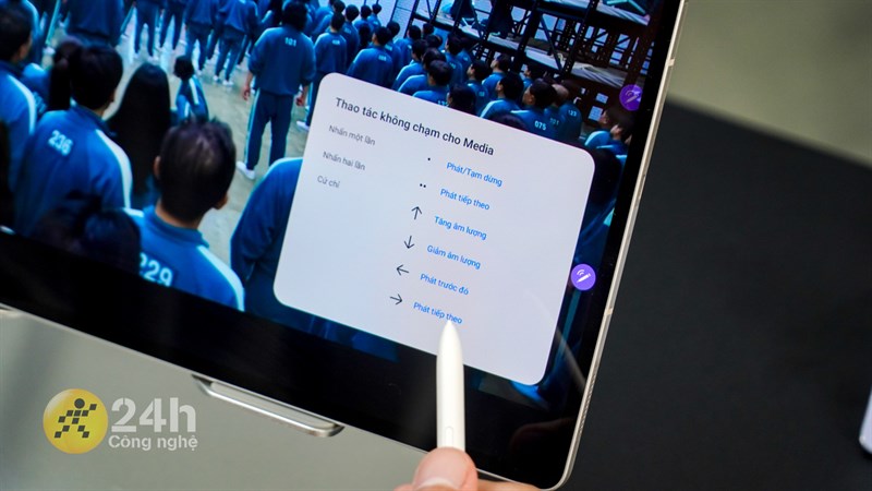 Trong lúc xem video/phim, mình có thể sử dụng S Pen như một chiếc remote để chuyển nội dung, tăng/giảm âm lượng,... Trong lúc xem video/phim, mình có thể sử dụng S Pen như một chiếc remote để chuyển nội dung, tăng/giảm âm lượng,...