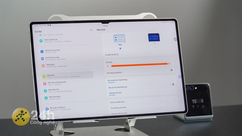 Galaxy Tab S9 Ultra được tích hợp tính năng Vision Booster nhằm cải thiện khả năng hiển thị và màu sắc dưới ánh sáng mạnh. Galaxy Tab S9 Ultra được tích hợp tính năng Vision Booster nhằm cải thiện khả năng hiển thị và màu sắc dưới ánh sáng mạnh.