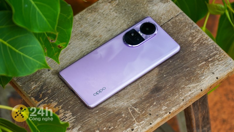 Mặt lưng của OPPO Reno10 Pro 5G được làm từ kính nhám nên hạn chế tốt tình trạng bám mồ hôi, dấu vân tay