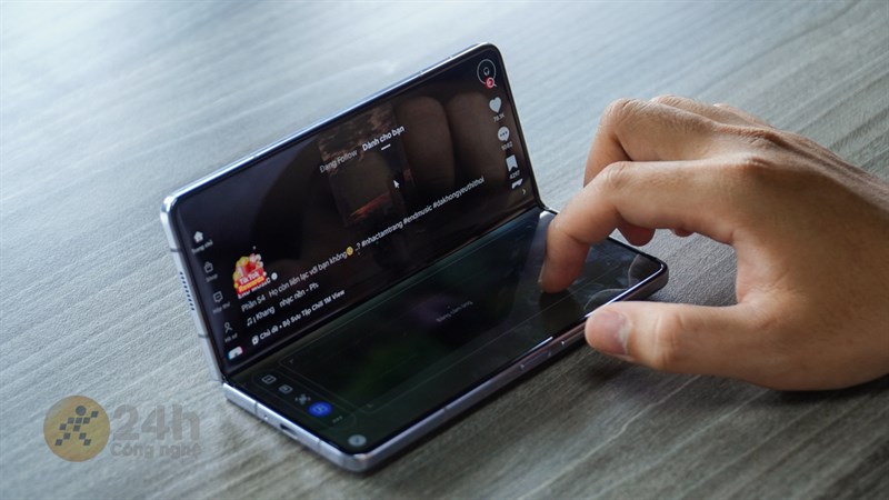 Galaxy Z Fold 5 vẫn còn hiện 2 vệt đen khó chịu khi với những ứng dụng có video ngắn