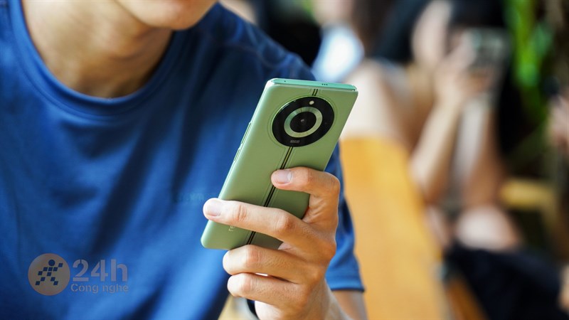 realme 11 Pro 5G có ngoại hình tương đối mỏng, nhẹ nên mình có thể sử dụng thuận lợi bằng một tay