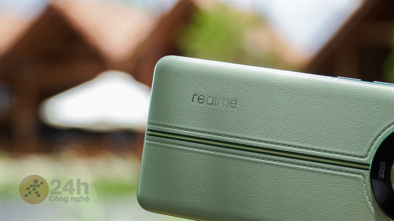 Mặt lưng của realme 11 Pro 5G được chế tác từ chất liệu giả da giúp cầm nắm thoải mái hơn