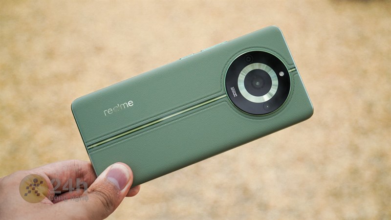 realme 11 Pro 5G nổi bật với cụm camera lớn và đường kẻ đầy cá tính