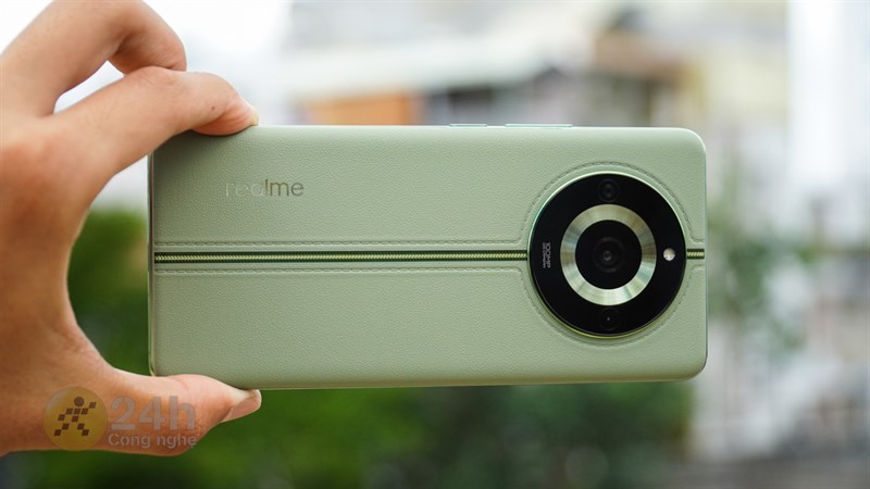 Cụm camera lồi của realme 11 Pro 5G đôi khi sẽ hơi vướng víu đối với những bạn dùng điện thoại để chơi game