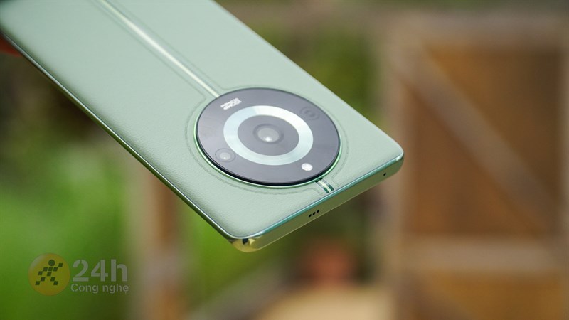 realme 11 Pro 5G mang trên mình những đường cong mềm mại giúp cầm nắm ôm tay